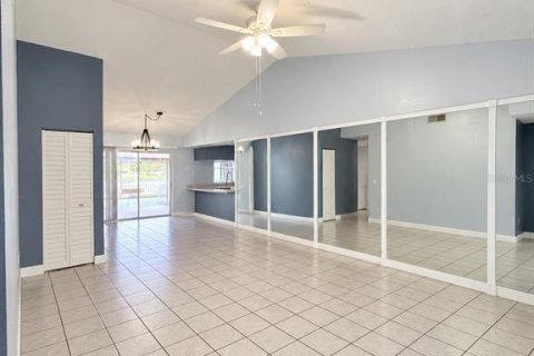House in Tampa, Florida 3 bedrooms, 108.14 sq.m. № 2431073 - photo 9