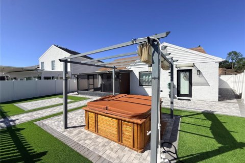 House in Tampa, Florida 3 bedrooms, 108.14 sq.m. № 2431073 - photo 3