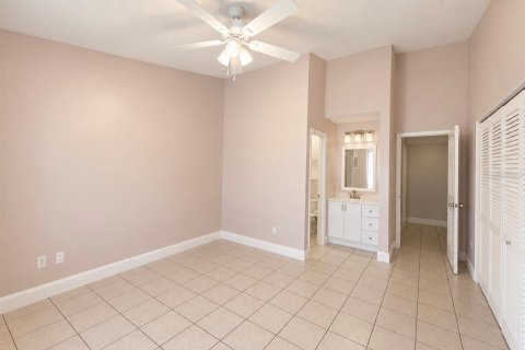 House in Tampa, Florida 3 bedrooms, 108.14 sq.m. № 2431073 - photo 12