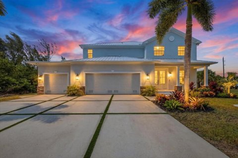 Casa en Port Charlotte, Florida 5 dormitorios, 358.7 m2 № 2214071