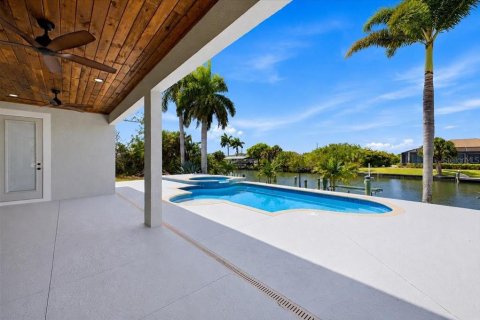 Villa ou maison à vendre à Port Charlotte, Floride: 5 chambres, 358.7 m2 № 2214071 - photo 2