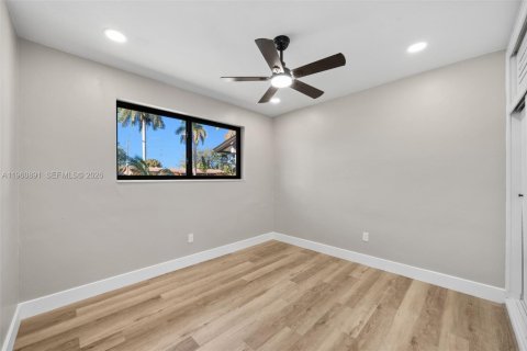 House in Cutler Bay, Florida 4 bedrooms, 120.4 sq.m. № 2022105 - photo 14