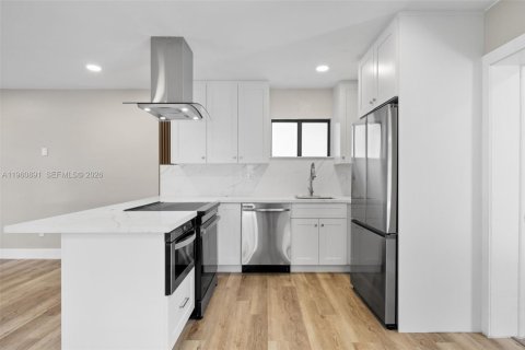 House in Cutler Bay, Florida 4 bedrooms, 120.4 sq.m. № 2022105 - photo 3