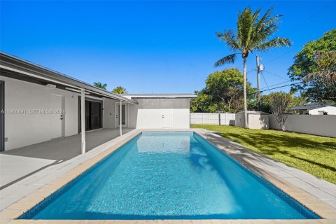 House in Cutler Bay, Florida 4 bedrooms, 120.4 sq.m. № 2022105 - photo 23