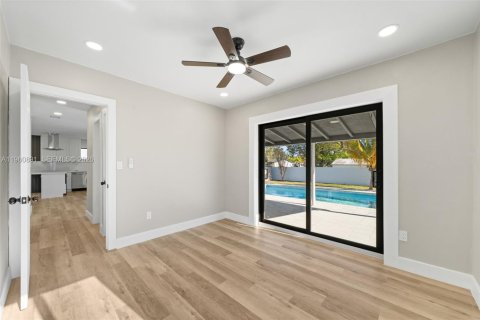 House in Cutler Bay, Florida 4 bedrooms, 120.4 sq.m. № 2022105 - photo 16