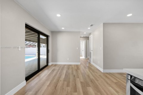 House in Cutler Bay, Florida 4 bedrooms, 120.4 sq.m. № 2022105 - photo 12