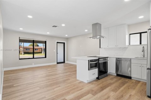 House in Cutler Bay, Florida 4 bedrooms, 120.4 sq.m. № 2022105 - photo 1