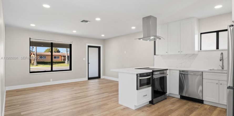 House in Cutler Bay, Florida 4 bedrooms, 120.4 sq.m. № 2022105