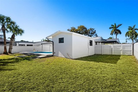 House in Cutler Bay, Florida 4 bedrooms, 120.4 sq.m. № 2022105 - photo 30