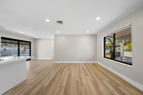 House in Cutler Bay, Florida 4 bedrooms, 120.4 sq.m. № 2022105 - photo 5