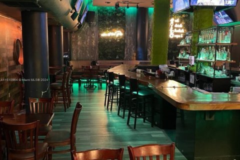 Купить коммерческую недвижимость в Майами-Бич, Флорида № 1984879 - фото 2