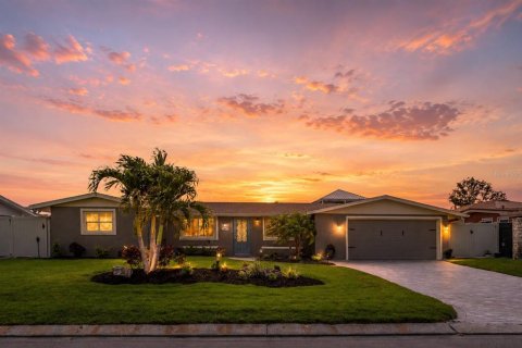 House in Bradenton, Florida 3 bedrooms, 147.9 sq.m. № 2115165