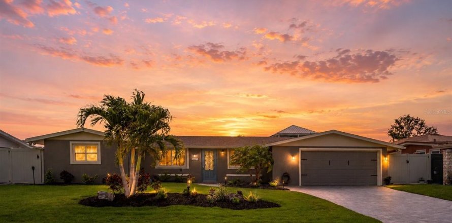 House in Bradenton, Florida 3 bedrooms, 147.9 sq.m. № 2115165