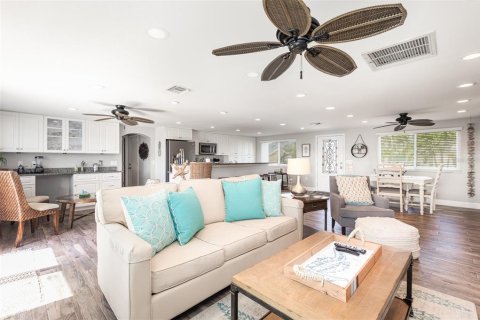 House in Bradenton, Florida 3 bedrooms, 147.9 sq.m. № 2115165 - photo 5