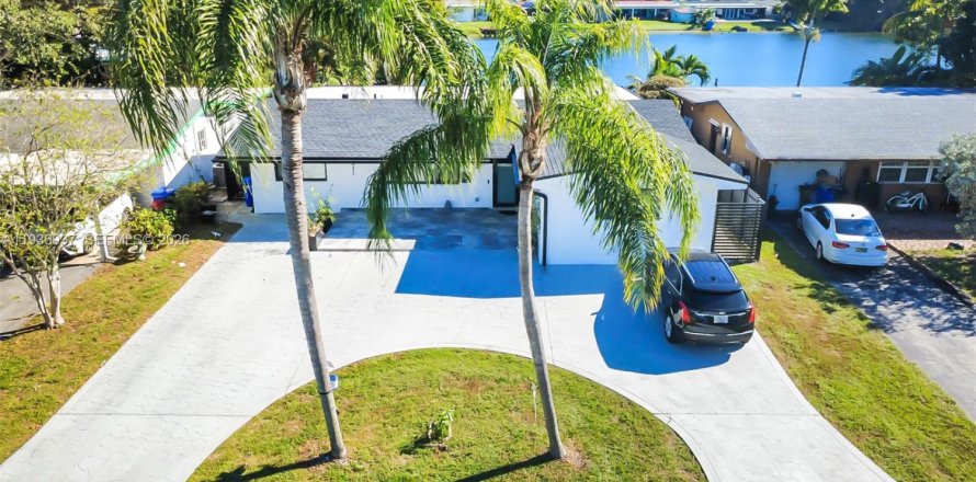 Дом в Пемброк-Пайнс, Флорида 4 спальни, 150.13м2 № 1996082