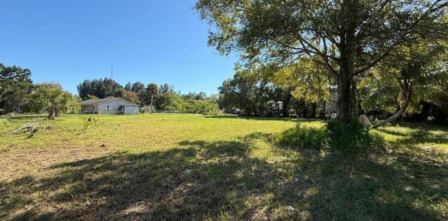 Commercial property in St. Lucie, Florida № 2147350