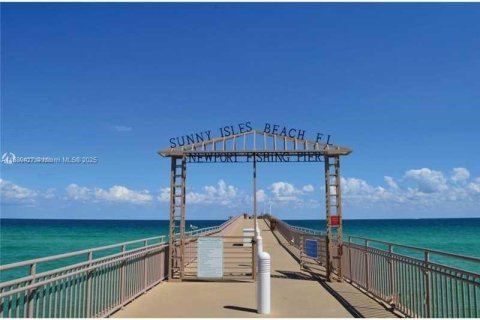 Condo in Sunny Isles Beach, Florida, 1 bedroom  № 1729199 - photo 1