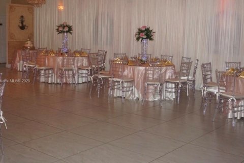 Propiedad comercial en venta en Miami, Florida № 1970486 - foto 5