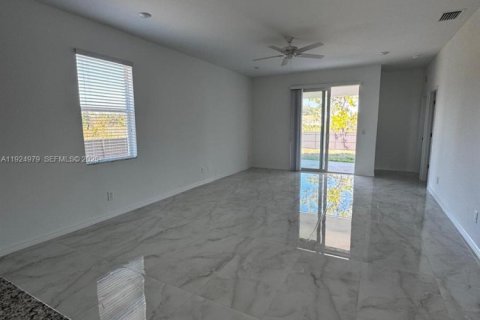Снять в аренду виллу или дом в Лихай-Эйкерс, Флорида 4 спальни, 142.51м2, № 1983486 - фото 9
