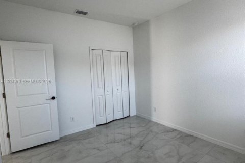 Снять в аренду виллу или дом в Лихай-Эйкерс, Флорида 4 спальни, 142.51м2, № 1983486 - фото 13