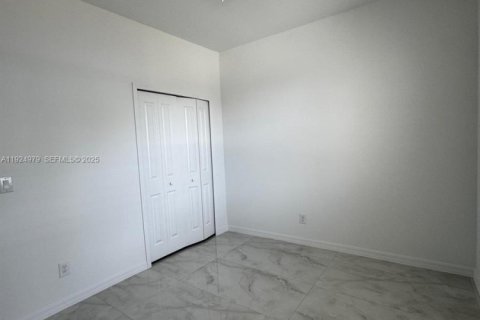 Снять в аренду виллу или дом в Лихай-Эйкерс, Флорида 4 спальни, 142.51м2, № 1983486 - фото 8