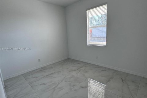 Снять в аренду виллу или дом в Лихай-Эйкерс, Флорида 4 спальни, 142.51м2, № 1983486 - фото 14