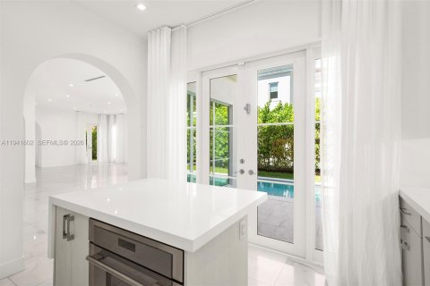 Townhouse in Coral Gables, Florida 4 bedrooms, 237.83 sq.m. № 2000971 - photo 20