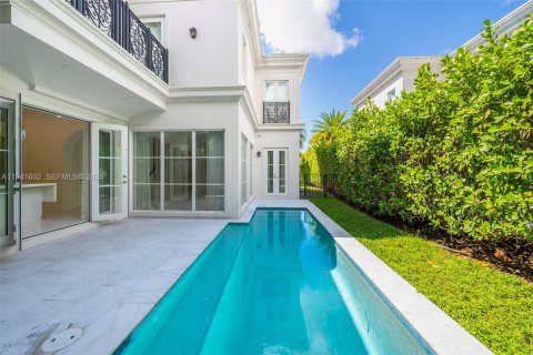 Townhouse in Coral Gables, Florida 4 bedrooms, 237.83 sq.m. № 2000971 - photo 24