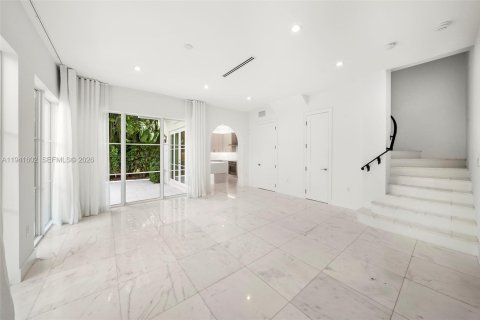 Townhouse in Coral Gables, Florida 4 bedrooms, 237.83 sq.m. № 2000971 - photo 10