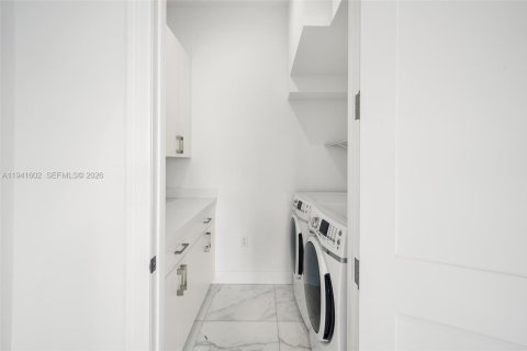 Townhouse in Coral Gables, Florida 4 bedrooms, 237.83 sq.m. № 2000971 - photo 16