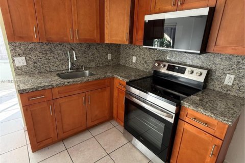 Villa ou maison à louer à Hialeah, Floride: 3 chambres, 178.93 m2 № 1999168 - photo 9