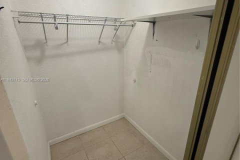 Villa ou maison à louer à Hialeah, Floride: 3 chambres, 178.93 m2 № 1999168 - photo 6