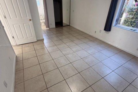 Villa ou maison à louer à Hialeah, Floride: 3 chambres, 178.93 m2 № 1999168 - photo 3