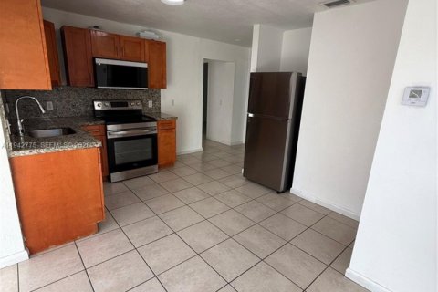 Villa ou maison à louer à Hialeah, Floride: 3 chambres, 178.93 m2 № 1999168 - photo 10