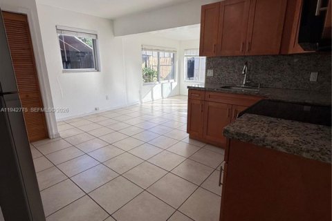 Villa ou maison à louer à Hialeah, Floride: 3 chambres, 178.93 m2 № 1999168 - photo 11