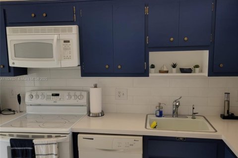 Condo in Pompano Beach, Florida, 2 bedrooms  № 1790126 - photo 7