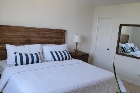 Condo in Pompano Beach, Florida, 2 bedrooms  № 1790126 - photo 11