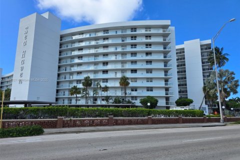 Condo in Pompano Beach, Florida, 2 bedrooms  № 1790126 - photo 1