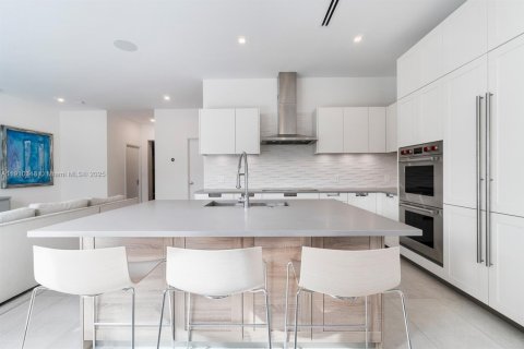 House in Aventura, Florida 5 bedrooms, 326.18 sq.m. № 2055133 - photo 16