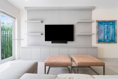 House in Aventura, Florida 5 bedrooms, 326.18 sq.m. № 2055133 - photo 14