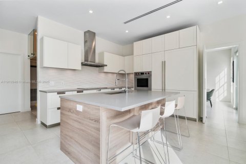 House in Aventura, Florida 5 bedrooms, 326.18 sq.m. № 2055133 - photo 18