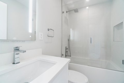 House in Aventura, Florida 5 bedrooms, 326.18 sq.m. № 2055133 - photo 29