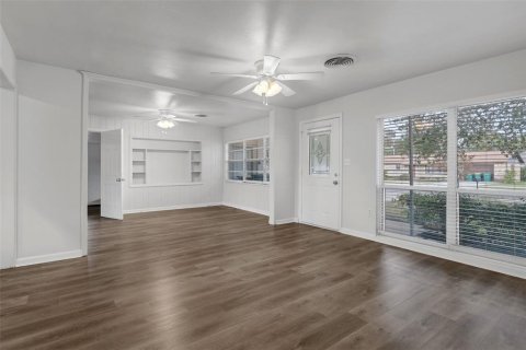 House in Eustis, Florida 3 bedrooms, 162.58 sq.m. № 1801290 - photo 7
