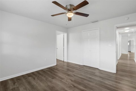 House in Eustis, Florida 3 bedrooms, 162.58 sq.m. № 1801290 - photo 15