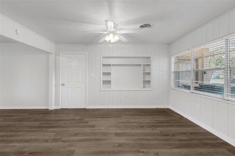 House in Eustis, Florida 3 bedrooms, 162.58 sq.m. № 1801290 - photo 5