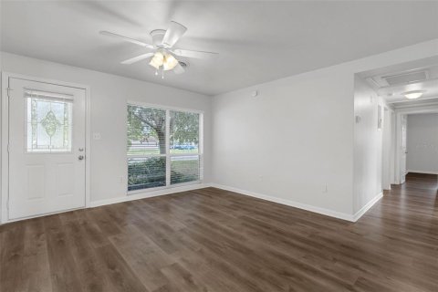 House in Eustis, Florida 3 bedrooms, 162.58 sq.m. № 1801290 - photo 3
