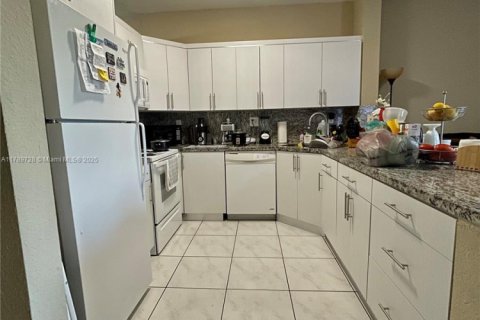 Condominio en venta en Hialeah, Florida, 3 dormitorios, 110.18 m2 № 1863293 - foto 4