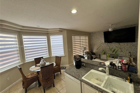 House in Doral, Florida 4 bedrooms, 214.05 sq.m. № 1864535 - photo 19