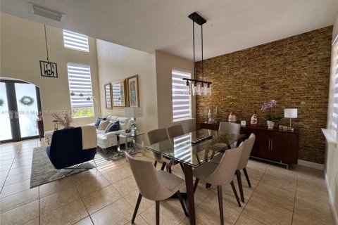 House in Doral, Florida 4 bedrooms, 214.05 sq.m. № 1864535 - photo 11