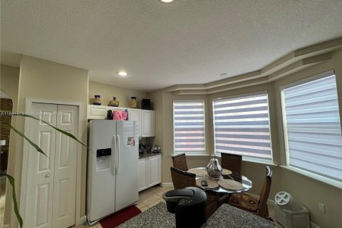 House in Doral, Florida 4 bedrooms, 214.05 sq.m. № 1864535 - photo 15